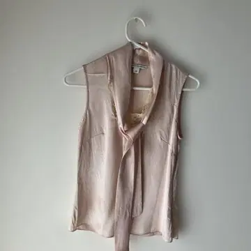 핑크 실크 슬리브리스 상의