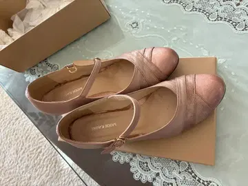 핑크 스트랩 포함 중간 굽 신발