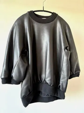 irise 이리제 블랙 합성 피혁 트레이닝복 벌룬 슬리브