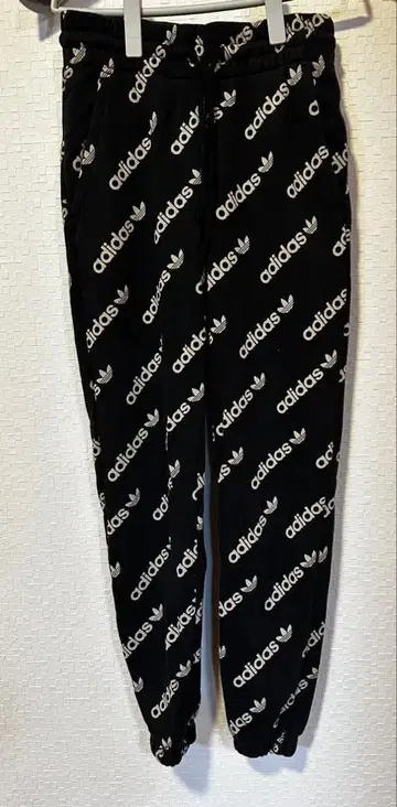 adidas 조거 팬츠 블랙 로고 프린트
