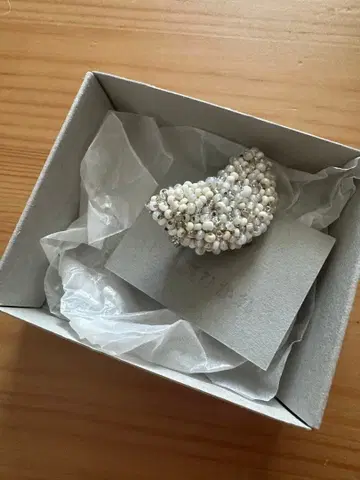 미사용 뒤돌아보게 되는 달의 앤티크 비즈 브로치