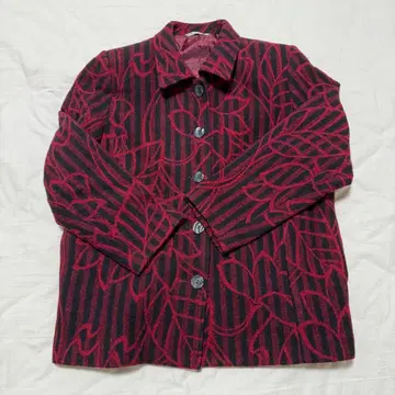 빨간색과 검정색 레트로 패턴 따뜻한 자켓