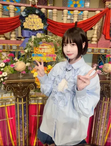 아노짱 착용 프릴 리본 포함 라이트 블루 셔츠