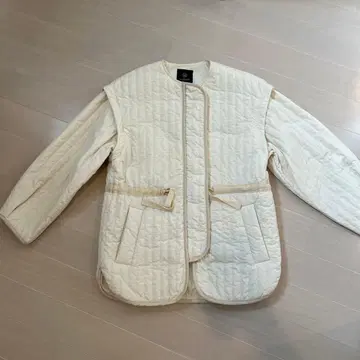 크림색 퀼팅 자켓