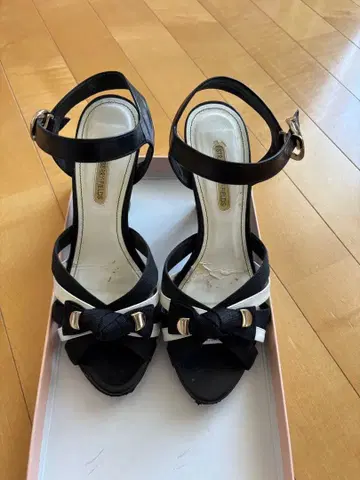 STRAWBERRY FIELDS 힐 샌들 블랙 화이트