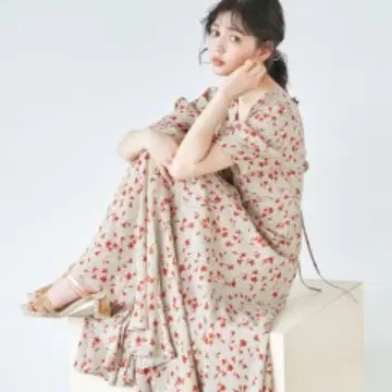 코코딜 베이지 빨간색 꽃무늬 V넥 반팔 롱 원피스