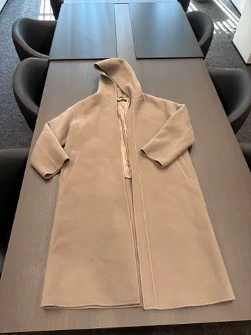 스탠닝 루어 후드 부착 베이지 롱 코트