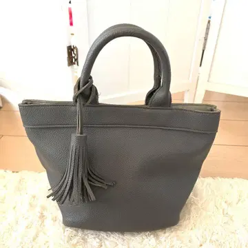 그레이 핸드백 태슬 포함