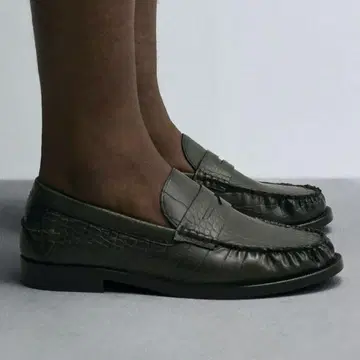 Zara 다크 그린 크로커다일풍 로퍼 사이즈 43