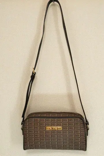 Q-pot. 비터 초콜릿 숄더백