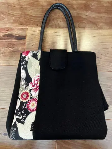 일본 의류용 가방 블랙과 꽃무늬