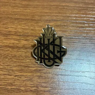 King Gnu 로고 핀 배지 블랙과 실버
