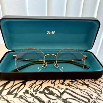 골드와 그린 컬러가 귀여운 라운드 패션 안경