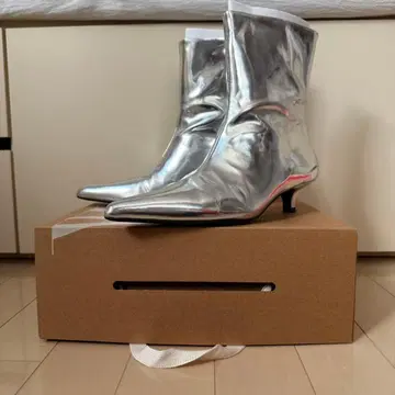 실버 메탈릭 가죽 앵클부츠