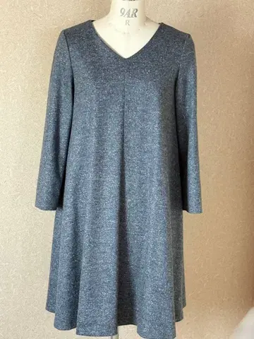 [ 새상품급 ] UNTITLED 그레이 V넥 A라인 원피스