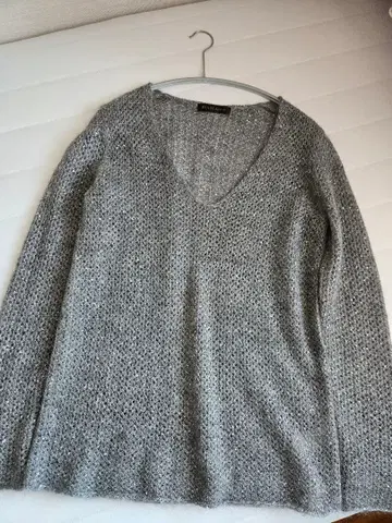 DAMA collection 그레이 V넥 긴팔 니트