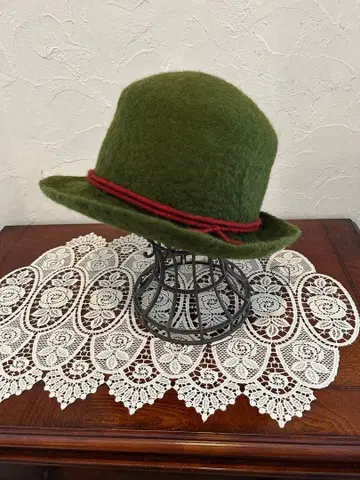 올리브 그린 울 햇 빨간색 밴딩 포함