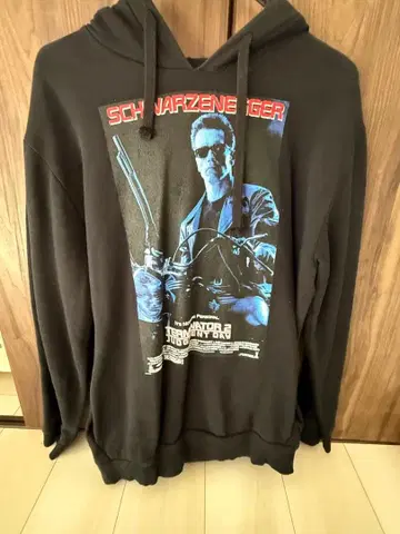 슈왈제네거 프린트 블랙 후드티