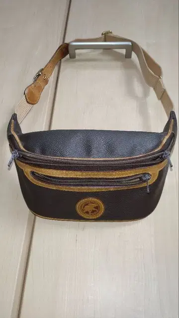 헌팅월드 가죽 힙색 로고 와펜