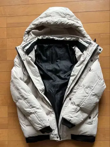 화이트 다운 자켓 후드 부착