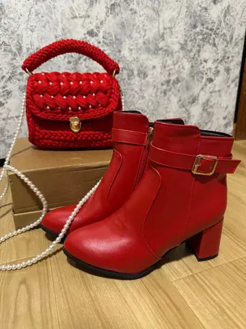 빨간색 지퍼 부츠와 핸드백 세트