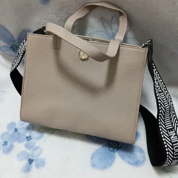 베이지 가죽 느낌 숄더백