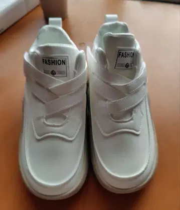 화이트 스트랩 통굽 스니커즈