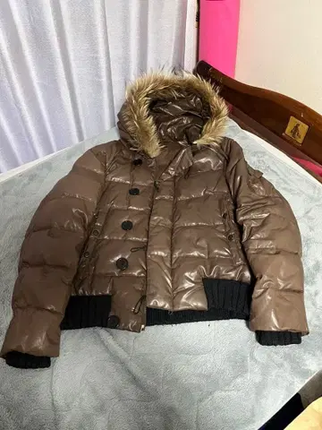 브라운 후드 부착 다운 자켓