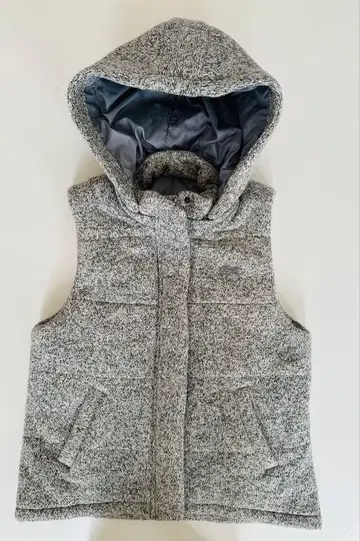 라코스테 후드 부착 그레이 계열 다운 베스트