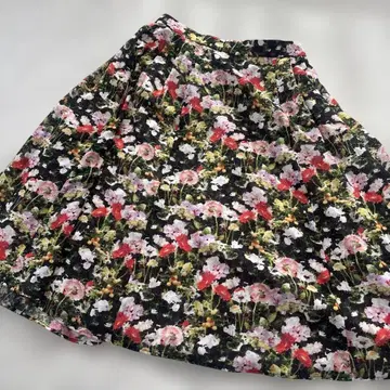 꽃무늬 플레어 스커트 무릎 기장 블랙