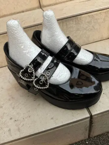 블랙 에나멜 하이힐 신발