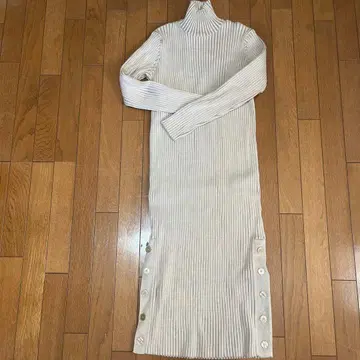 NOBLE 크림색 리브 터틀넥 니트 원피스