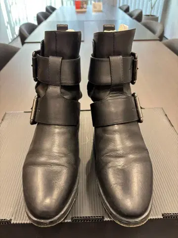 피에르 아르디 블랙 가죽 버클 부츠