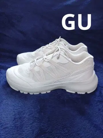 화이트 캐주얼 스니커즈