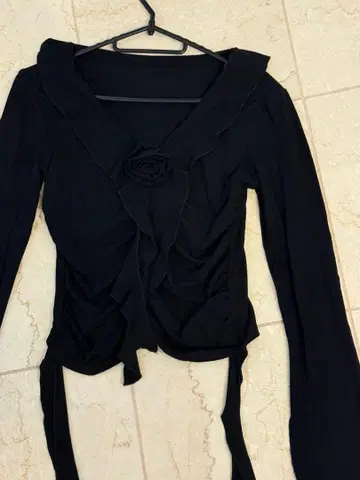 장미 장식 프린지 긴팔 티셔츠 블랙