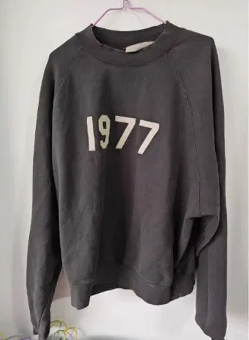 맨투맨 1977 프린트 / 차콜