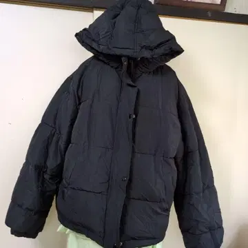 후드 부착 블랙 다운 자켓