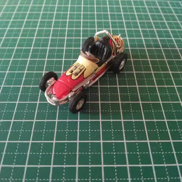 미니카 빨간색과 금색 넘버 13