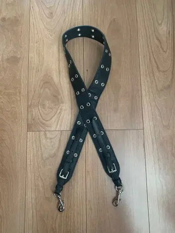 스터드 장식 블랙 숄더 스트랩