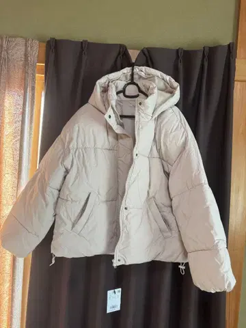 택 포함 새상품 베이지 후드 부착 다운 자켓