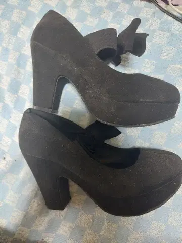 리본 포함 블랙 하이힐 펌프스