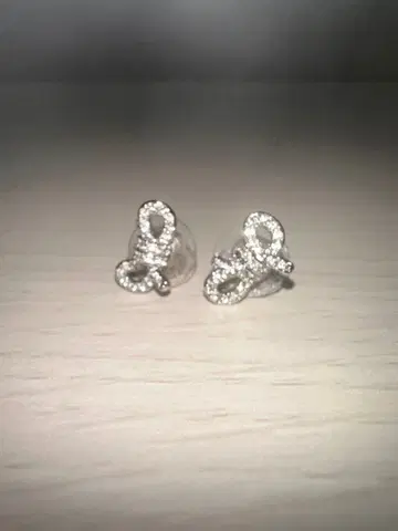 리본 모티브 크리스탈 귀걸이 스와로브스키