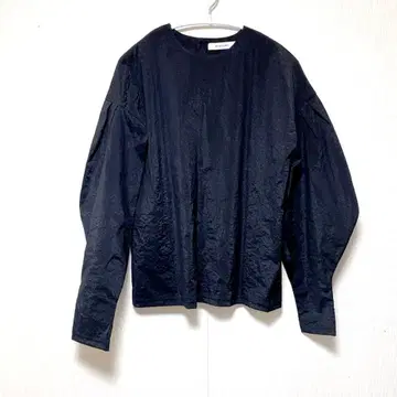 MAYSON GREY 변형 볼륨 나일론 슬리브 탑 블랙