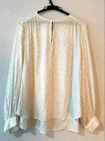아이보리 도트 무늬 긴팔 블라우스
