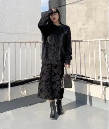 [ LVEU. ] 페인트 벨로아 디자인 스커트 / 롱 타이트 블랙