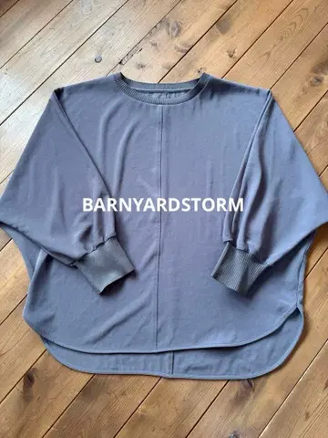 BARNYARDSTORM 돌먼 슬리브 풀오버 라이트 브라운