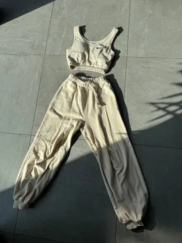 GYDA 베이지 크롭탑과 팬츠 세트