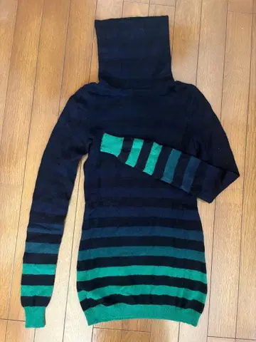 띠어리 캐시미어 100% 터틀넥 니트 블랙과 그린 스트라이프