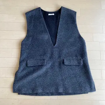 다크 그레이 V넥 니트 베스트