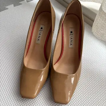 D.JANA 베이지 스퀘어토 하이힐